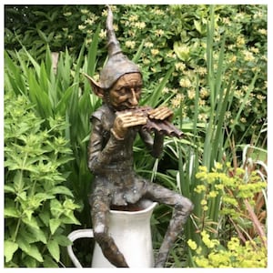 Bronze Pan Wichtel Garten Elfe Pixi Wichtel Panflöte Spielerin Flöte Wunderbarer Bronze Goblin sitzend