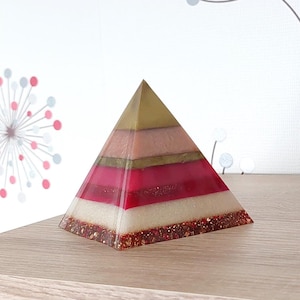 Roze en gouden piramide in epoxyhars