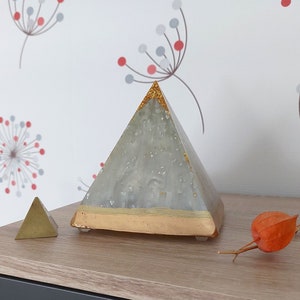 Witte en gouden piramide in epoxyhars