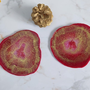Geoden-Untersetzer aus rotem und goldenem Kunstharz
