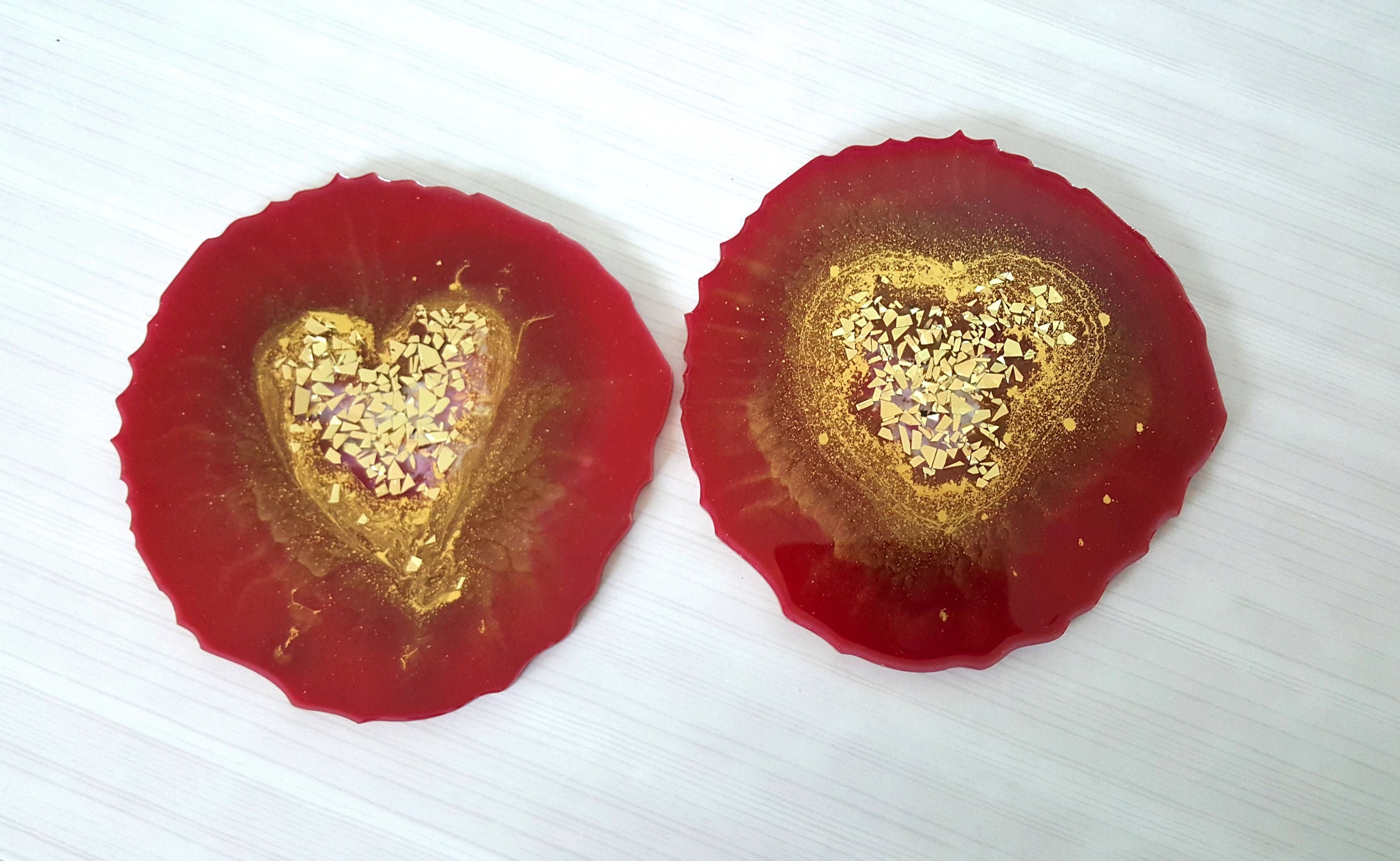 Lot de 2 Sous-Verres en Résine Rouge avec Des Coeurs Or