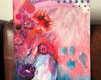 Op de afbeelding: Abstract schilderij met een roze en blauwe achtergrond. Een witte vaas met een roze en blauw ontwerp bevat een boeket rode, roze en paarse bloemen. De bloemen worden omringd door kleurrijke cirkels en stippen.