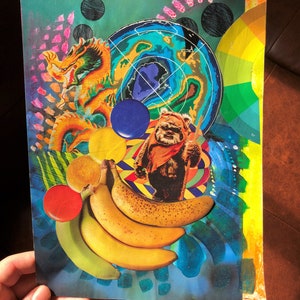Peut inclure: Un collage coloré avec un dragon de dessin animé, un personnage de Star Wars, des bananes et une roue chromatique arc-en-ciel. L'arrière-plan est un motif abstrait bleu et vert.