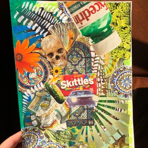 Könnte beinhalten: Eine bunte Collage mit einem Totenkopf, einer Flasche Excedrin, einer Packung Skittles, einem Auto und verschiedenen grünen und blauen Mustern.