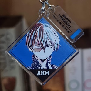 Acryl Anime und Manga Cartoon Schlüsselbund und Schlüsselring | Von Helden inspiriertes Sammlerstück für Fans im Chibi Style Cute Hero