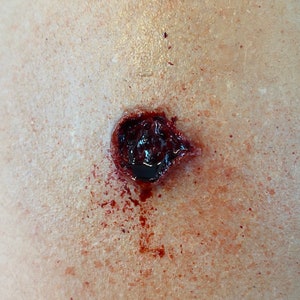 SFX Small Bullet Wound #2 Silikonprothetik | SFX Make-up | Halloween | Cosplay