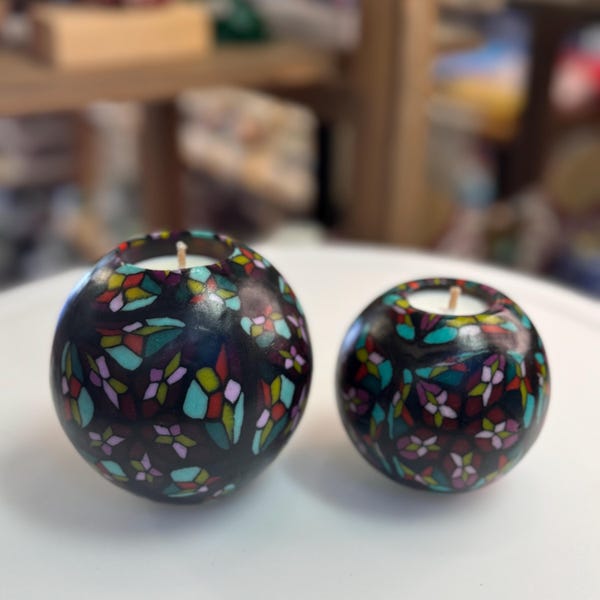 Vela esférica con aroma floral: vitral gótico, hecha a mano en EE. UU.