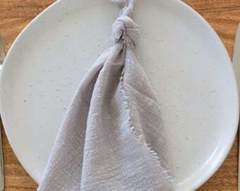 Tovaglioli in cotone biologico grigio chiaro: decorazione da tavola con bordo sfrangiato