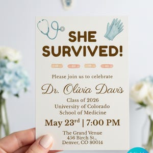 Puede incluir: Una tarjeta de anuncio de graduación con el texto "SHE SURVIVED!" y detalles de la graduación de la Dra. Olivia Davis de la Facultad de Medicina de la Universidad de Colorado. La tarjeta incluye un estetoscopio, guantes médicos y curitas.