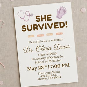 Puede incluir: Una tarjeta de invitación blanca con el texto "SHE SURVIVED!" en marrón. La tarjeta incluye detalles para una celebración de graduación para la Dra. Olivia Davis, incluyendo la fecha, hora y lugar. Ilustraciones rosas con temática médica rodean la tarjeta.