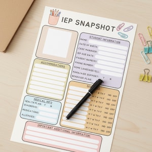 Puede incluir: Un formulario de IEP Snapshot con secciones para información del estudiante, adaptaciones y detalles médicos. Un bolígrafo negro descansa sobre el formulario, junto con clips de papel de colores y un portalápices. El formulario está sobre una superficie de madera clara.