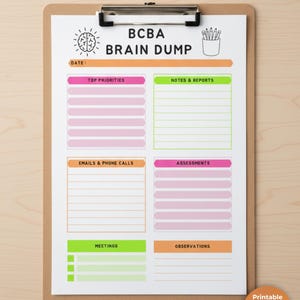 Könnte beinhalten: Ein Klemmbrett mit einem bedruckten "BCBA Brain Dump"-Blatt. Das Blatt hat Abschnitte für "Top Prioritäten", "Notizen & Berichte", "E-Mails & Telefonanrufe", "Bewertungen", "Meetings" und "Beobachtungen". Das Design enthält eine Gehirngrafik und den Text "Druckbares PDF mit 3 Farboptionen!"