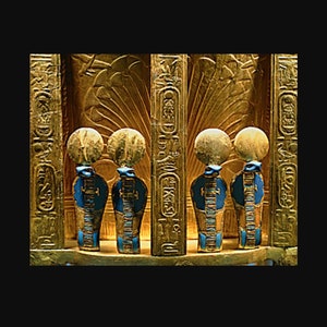 Op de afbeelding: Vijf gouden standbeelden van de Egyptische god Osiris, elk met een blauw-gouden hoofdtooi en een gouden lichaam, staan in een rij tegen een gouden achtergrond.