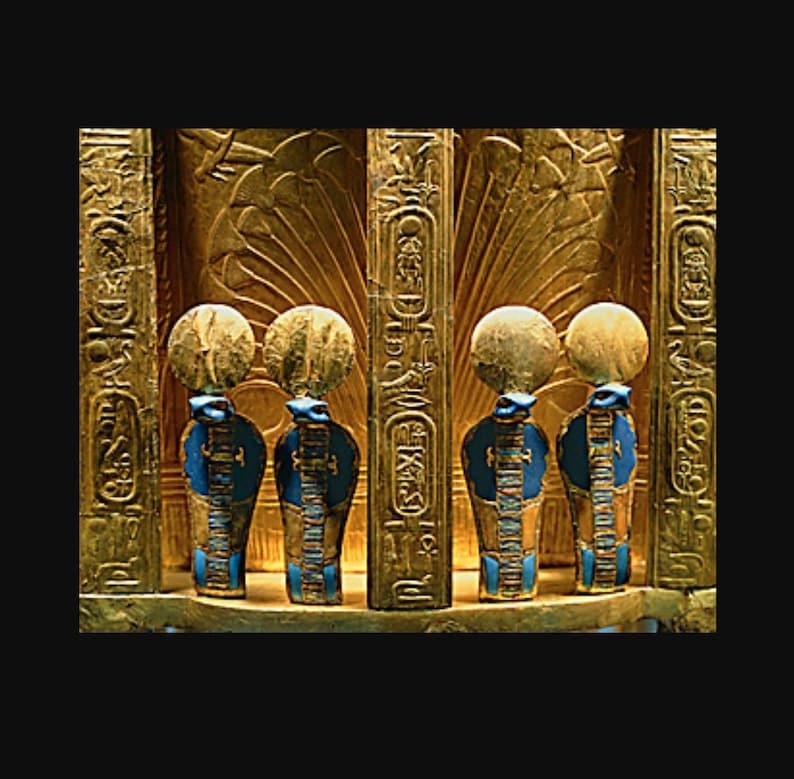 Op de afbeelding: Vijf gouden standbeelden van de Egyptische god Osiris, elk met een blauw-gouden hoofdtooi en een gouden lichaam, staan in een rij tegen een gouden achtergrond.