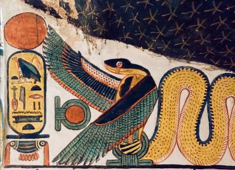 Op de afbeelding: Een kleurrijk schilderij dat een Egyptische godheid afbeeldt met de kop van een havik en het lichaam van een slang. De godheid is afgebeeld met uitgespreide vleugels en een geel slanglichaam. De achtergrond is donkerblauw met witte sterren.