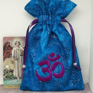 Pochette deluxe per carte dei tarocchi, pochette foderata, ricamo, fatto a mano, “OM”, perline d’argento tibetane, nuovo design