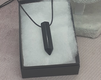 Colgante de punta pulida de ónix negro con cordón negro - Caja de regalo