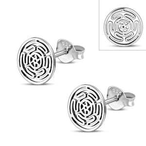 Puede incluir: Un par de pendientes de plata con un diseño circular que presenta un patrón de nudo celta. Los pendientes están marcados con "925", lo que indica que están hechos de plata de ley.