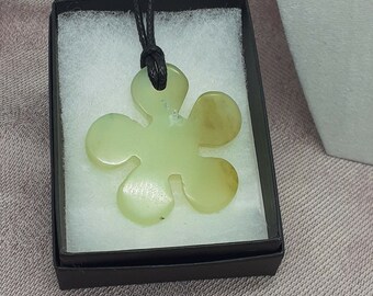 新しい翡翠 5 枚の花びらデイジー 40 mm - ペンダント - ペンダント
