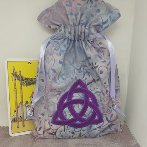 Deluxe Tarot Karten Tasche, gefütterte Tasche, handgefertigte -Stickerei- Triquetra - tibetische Silberperlen - Neues Design