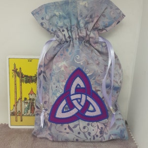 Deluxe Tarot Karten Tasche, gefütterte Tasche, handgefertigte -Stickerei- Triquetra - tibetische Silberperlen - Neues Design