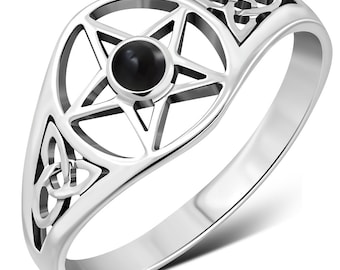 Puede incluir: Un anillo de plata con una piedra negra en el centro de un diseño de pentagrama. El anillo está adornado con un diseño de nudo celta a cada lado del pentagrama.