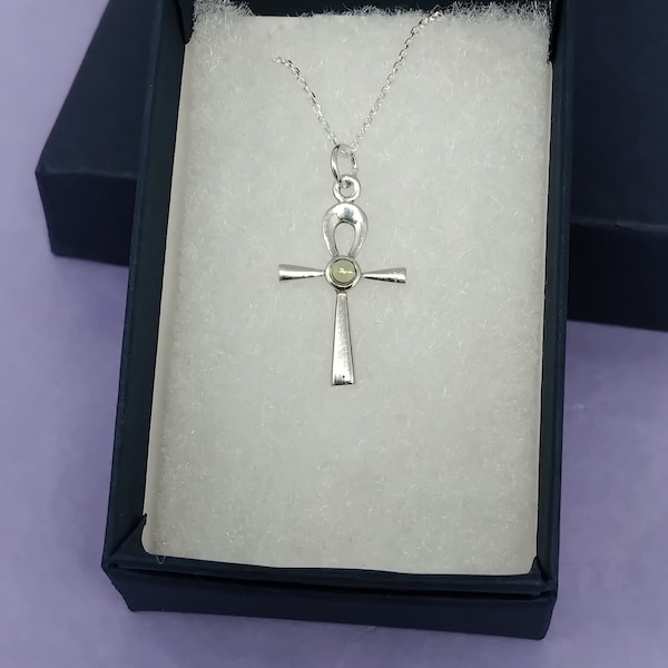 Colgante Ankh de Peridoto: Delicado colgante de plata de ley "Colección Diosa"