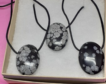 Obsidienne flocon de neige -Pendentif- Cordon noir - Coffret cadeau à offrir soi-même-Amis-Famille-Aimé