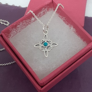 Nudo de Bruja - Dije pequeño de plata de ley 925 - Turquesa - Nueva colección "Diosa" - Un regalo encantador para ti, tus amigos, tu familia o un ser querido.