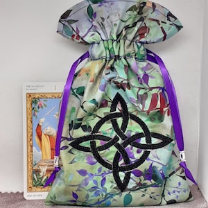 Deluxe Tarot Karten Tasche, gefütterte Tasche, handgefertigt - Stickerei - Hexenknoten - tibetische Silberperlen - Neues Design