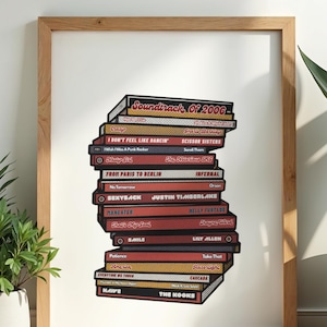 Könnte beinhalten: Ein Set aus drei Keramikbechern mit gesprenkelter, matter Oberfläche. Die Becher sind in Creme-, Hellgrau- und Dunkelgrautönen gehalten. Jeder Becher hat ein schlichtes, minimalistisches Design und einen abgerundeten Henkel.