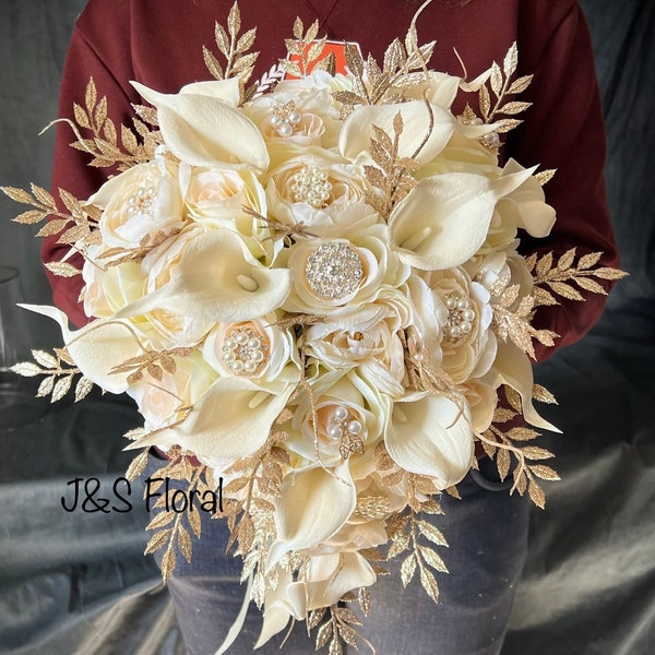 Elegant Ivory Champagne Gold Cascading Bouquet, Romantic Wedding Bouquet, Roses lilies Bridal Bouquet,Teardrop Jewelry bouquet,Cream ivory B