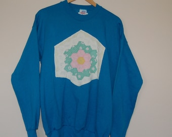 Blauer Blumen-Garten Quilt Patch Pullover, Pullover Rundhals Sweatshirt mit Patchwork Quilt Patch