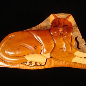 Caja de madera con rompecabezas KITTY CAT en color tostado y blanco, bellamente elaborada a mano con arte en madera intarsia tridimensional