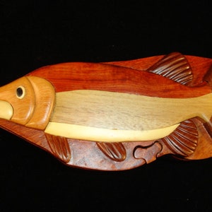 Caja de madera con rompecabezas TRUCHA PEZ con arte en madera en intarsia tridimensional bellamente elaborada a mano