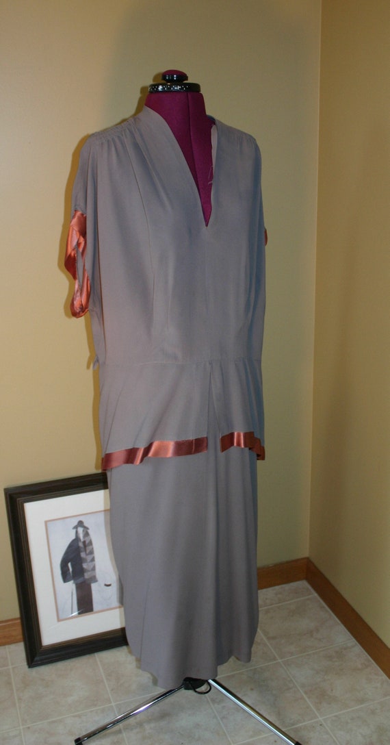 Vintage Late 30s or early40s rayon crepe dropped w