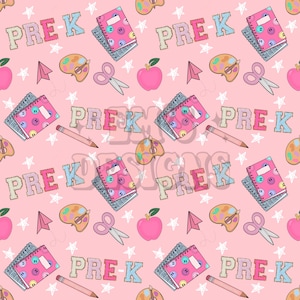 Può includere: Uno sfondo rosa con un motivo ripetuto di articoli scolastici, tra cui quaderni, matite, forbici, palette di colori, mele e aeroplani di carta. Il testo "PRE-K" è ripetuto in tutto il motivo.
