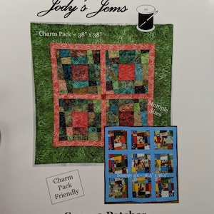 Puede incluir: Un patrón de acolchado para una colcha "Crazy 9 Patches", con un diseño de patchwork colorido. El patrón está disponible en dos tamaños: 96,5 cm por 96,5 cm o 92,7 cm por 92,7 cm. El patrón se puede hacer con recortes o un paquete de charm.