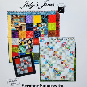 Puede incluir: Un patrón de acolchado para Scrappy Squares #2, utilizando recortes o un paquete de encanto. El patrón es para una colcha que mide 40 pulgadas por 50 pulgadas. La imagen muestra dos bloques de colcha, uno con una variedad de telas coloridas y el otro con un fondo blanco y pequeños cuadrados coloridos.