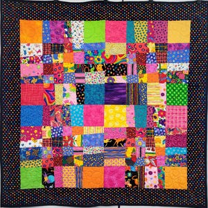 Puede incluir: Un edredón hecho a mano con un diseño de patchwork. El edredón presenta una variedad de cuadrados coloridos en tonos de rosa, naranja, verde, azul y morado. Los cuadrados están hechos de diferentes telas estampadas, incluyendo lunares, estampados florales y diseños abstractos. El edredón tiene un borde negro con lunares coloridos.