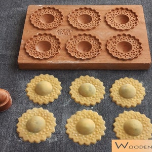 Ravioli mold  " Pizzo". 6 cavities. Do it Fast and Simple! Equipped with a pastry cutter and pestle. Raviolo diameter 5,5cm, stuffed 2,5 cm.