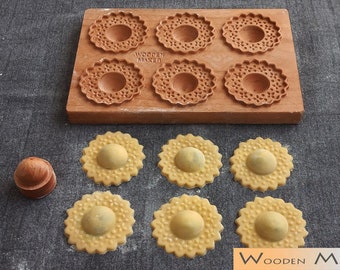 Ravioli mold  " Pizzo". 6 cavities. Do it Fast and Simple! Equipped with a pastry cutter and pestle. Raviolo diameter 5,5cm, stuffed 2,5 cm.