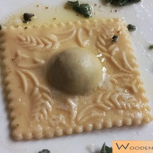 NOVITA' Stampo per ravioli GRANO 6 cavità. Falla veloce en eenvoudig. Met pestello. Afmeting ravioli 6,5x6,5 cm afbeelding 8