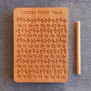 Może przedstawiać: Drewniany wałek do ciasta z kwiatowym wzorem i tekstem "WOODEN MAKER ITALIA".