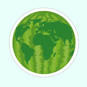 Könnte beinhalten: Ein runder Aufkleber mit einem grünen Wassermelonen-Design, das die Kontinente der Welt in dunklerem Grün zeigt. Die Wassermelone hat einen weißen Rand und ist vor einem hellblauen Hintergrund platziert.