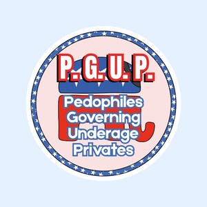 Op de afbeelding: Een ronde sticker met een lichtroze achtergrond en een rand van blauwe en witte sterren. De sticker toont de letters "P.G.U.P." in rood, boven de woorden "Pedophiles Governing Underage Privates" in blauw en rood.