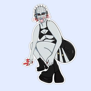 Peut inclure: Un autocollant représentant une illustration de dessin animé d'une personne avec une grille métallique sur la tête, portant une tenue noire et blanche, des talons hauts noirs et du rouge à lèvres rouge. La personne est accroupie et tient une cigarette dans sa main.