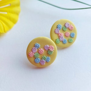 Floral clay earrings, Polymer clay earrings,  Neutral earrings, Flower earrings, Minimalist clay earrings