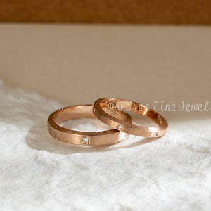 Conjunto de anillos de boda de diamantes diminutos cepillados de oro macizo de 14 k, conjunto único de anillos de pareja de astrolabio, anillo de oro rosa con letras, anillo de aniversario a juego