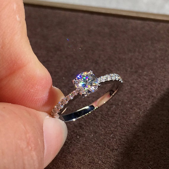 Anillo De Compromiso De Moissanita Para Mujer - Plata Chapada En Platino, 1.2 Quilates, Tallas 5-11